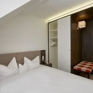 Hotel H+